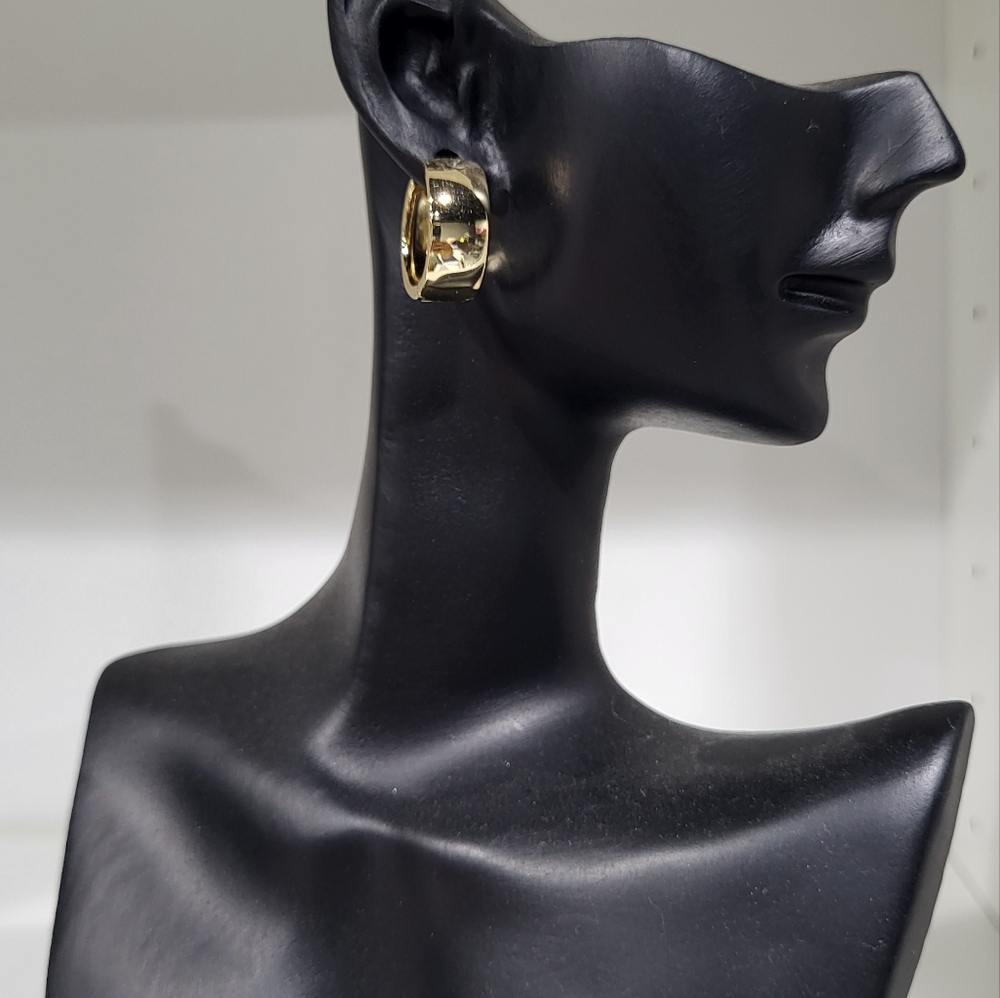 Xuping Gold Dangle Earrings with Polished Finish